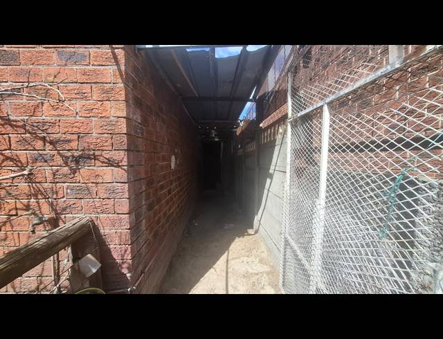 2 BEDROOM FREEHOLD FOR SALE IN LENTEGEUR